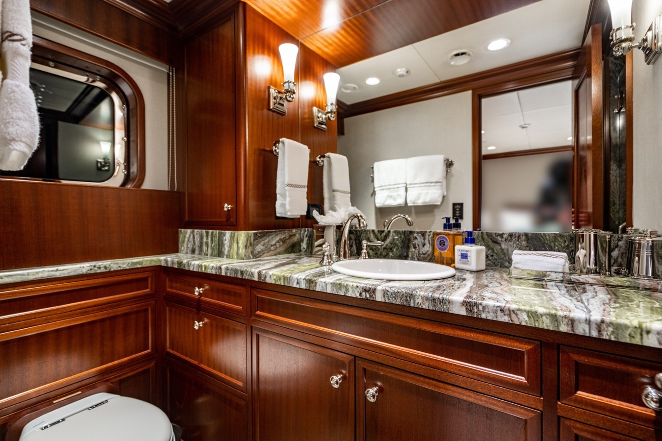 https://s3.amazonaws.com/boss.yatco.com/ForCharter/Vessel/Photo/5490/large_97961.jpg