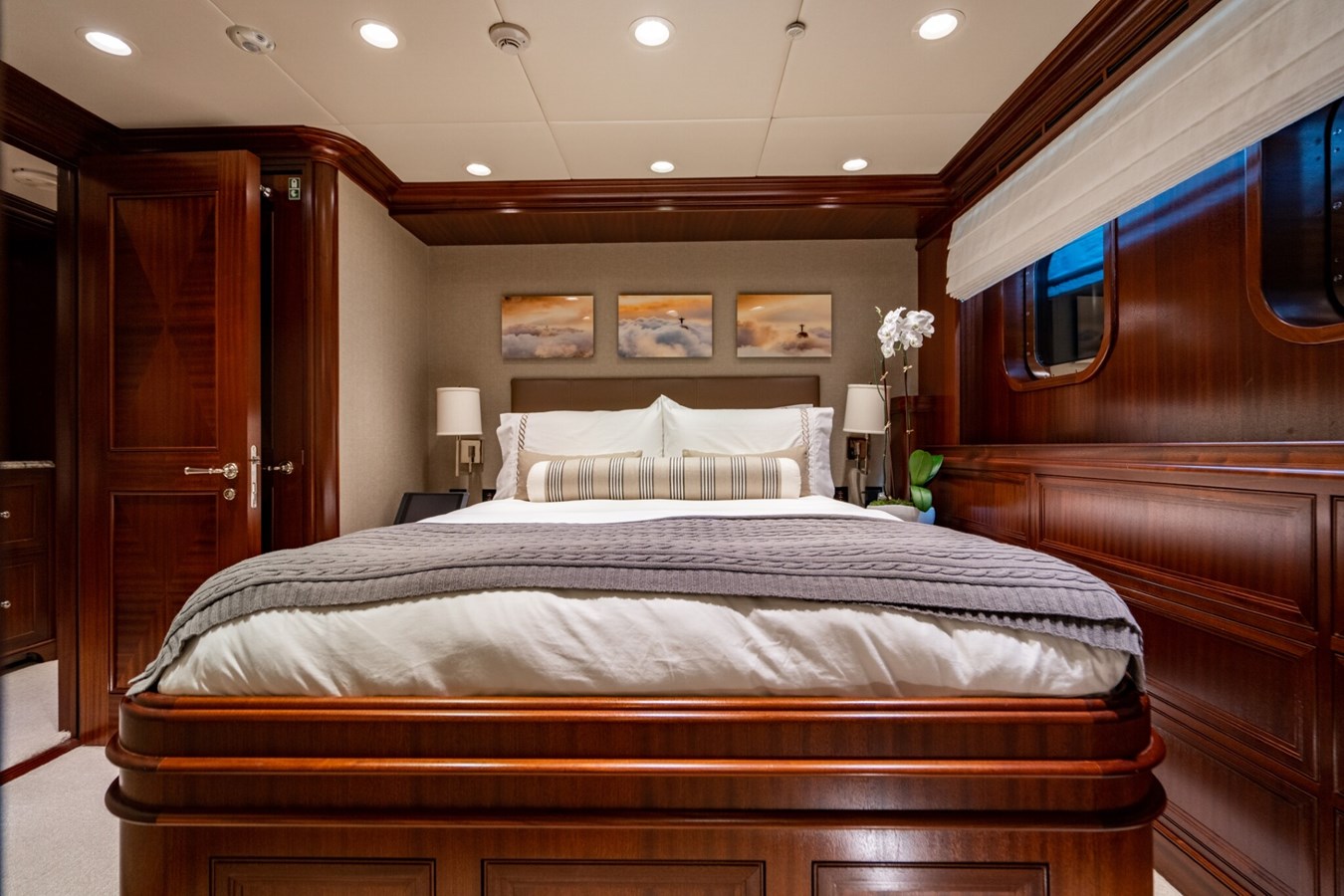 https://s3.amazonaws.com/boss.yatco.com/ForCharter/Vessel/Photo/5490/large_97962.jpg