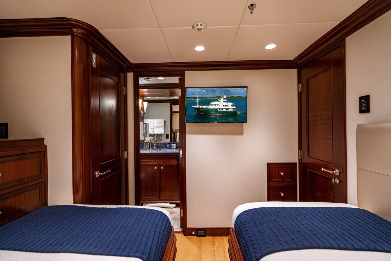 https://s3.amazonaws.com/boss.yatco.com/ForCharter/Vessel/Photo/5490/large_97965.jpg