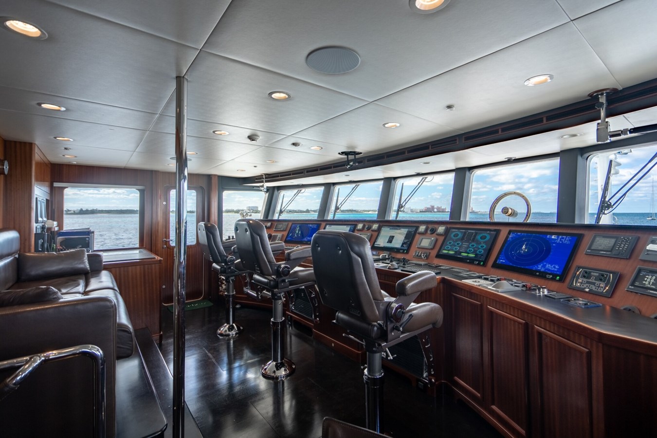 https://s3.amazonaws.com/boss.yatco.com/ForCharter/Vessel/Photo/5490/large_97974.jpg