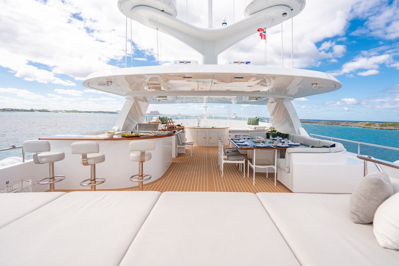https://s3.amazonaws.com/boss.yatco.com/ForCharter/Vessel/Photo/5490/large_97976.jpg