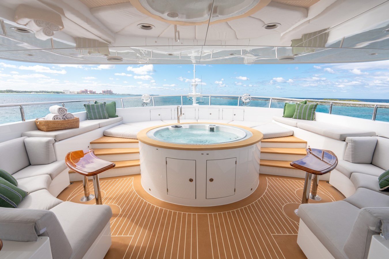 https://s3.amazonaws.com/boss.yatco.com/ForCharter/Vessel/Photo/5490/large_97978.jpg
