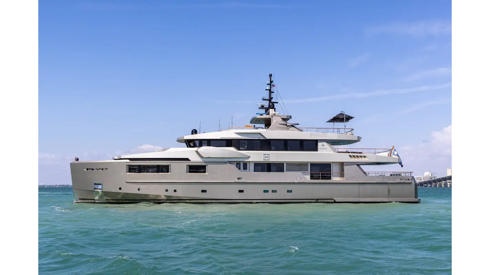 https://s3.amazonaws.com/boss.yatco.com/ForCharter/Vessel/Photo/5549/large_99630.webp