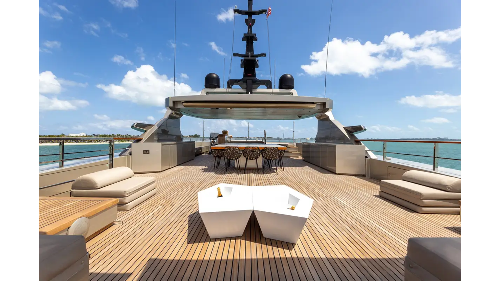https://s3.amazonaws.com/boss.yatco.com/ForCharter/Vessel/Photo/5549/large_99634.webp