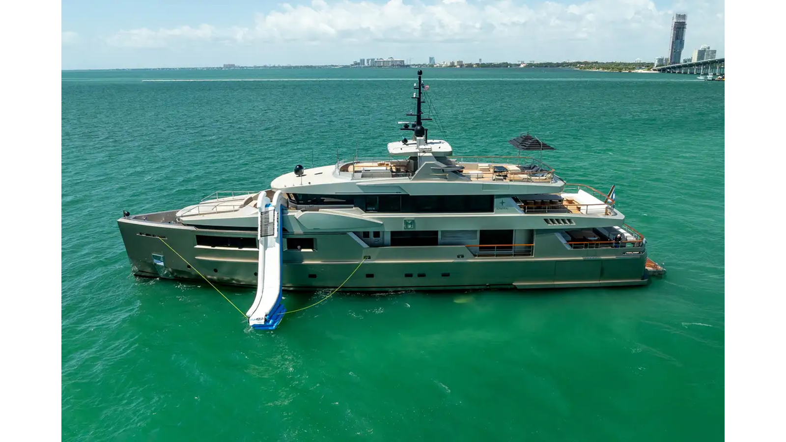 https://s3.amazonaws.com/boss.yatco.com/ForCharter/Vessel/Photo/5549/large_99640.webp