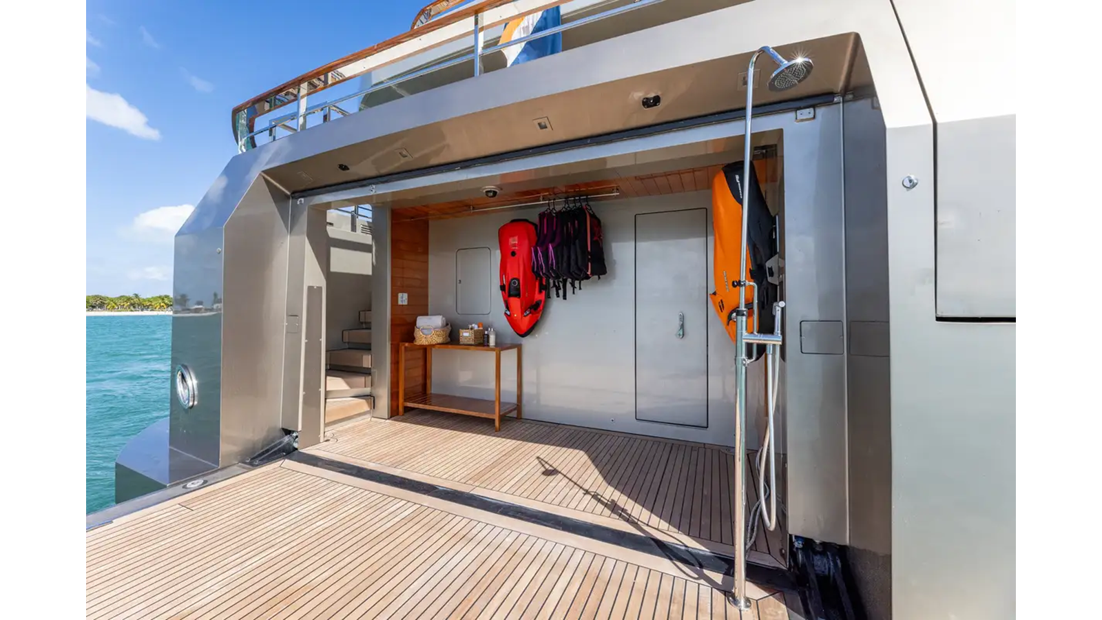 https://s3.amazonaws.com/boss.yatco.com/ForCharter/Vessel/Photo/5549/large_99642.webp
