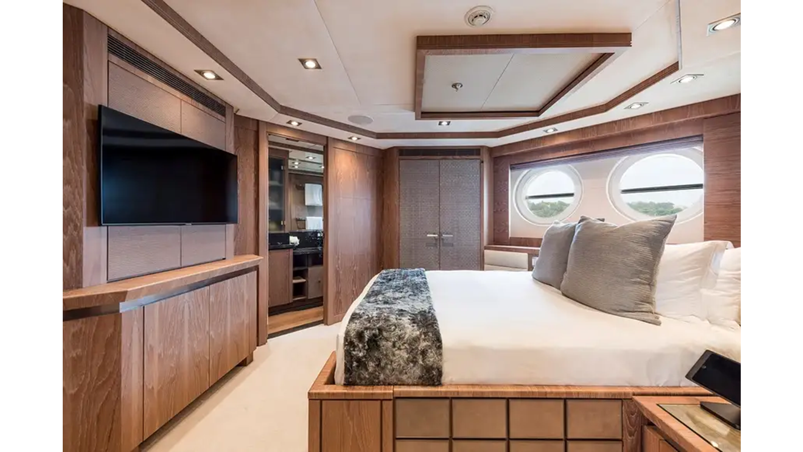https://s3.amazonaws.com/boss.yatco.com/ForCharter/Vessel/Photo/5574/large_100106.webp