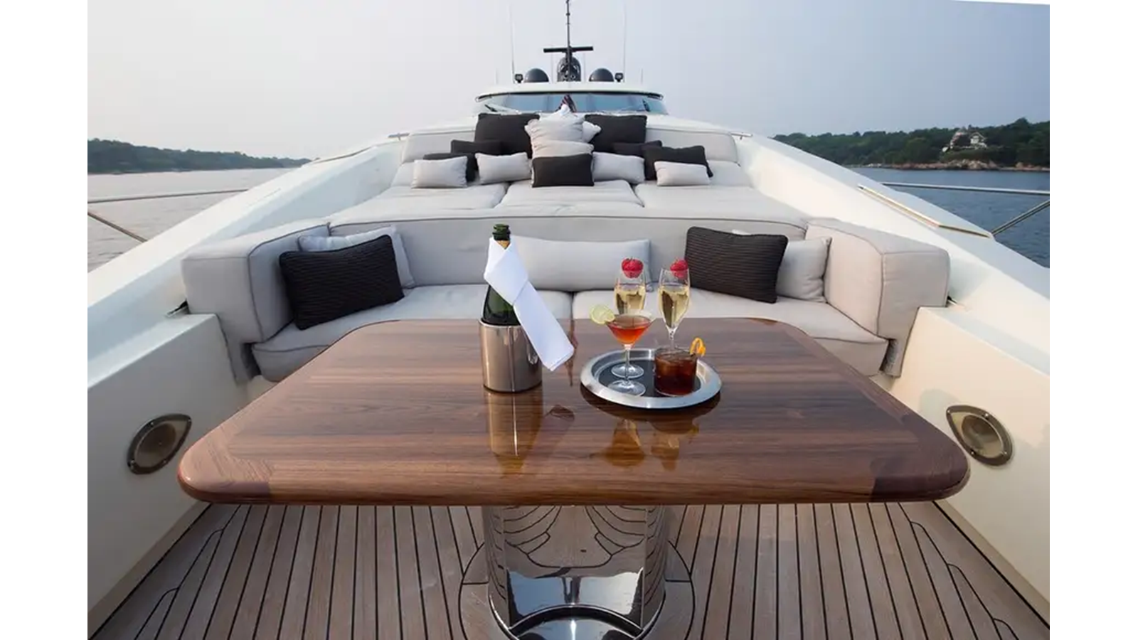 https://s3.amazonaws.com/boss.yatco.com/ForCharter/Vessel/Photo/5574/large_100114.webp