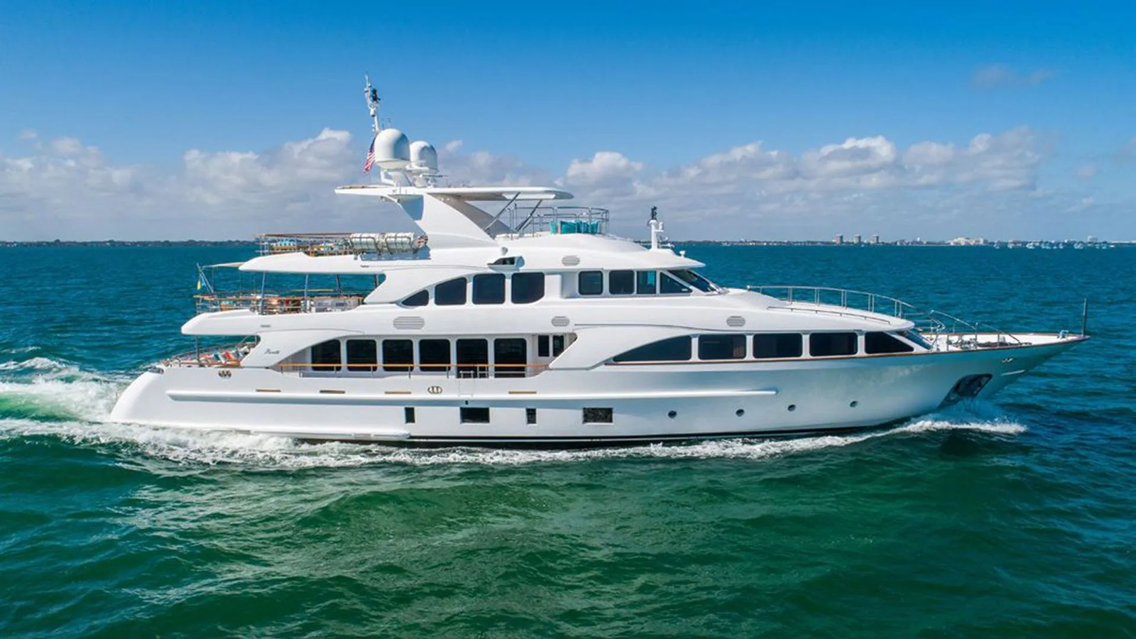 https://s3.amazonaws.com/boss.yatco.com/ForCharter/Vessel/Photo/5576/large_100152.webp
