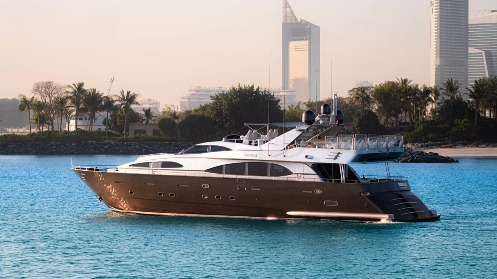 https://s3.amazonaws.com/boss.yatco.com/ForCharter/Vessel/Photo/5612/large_100848.png