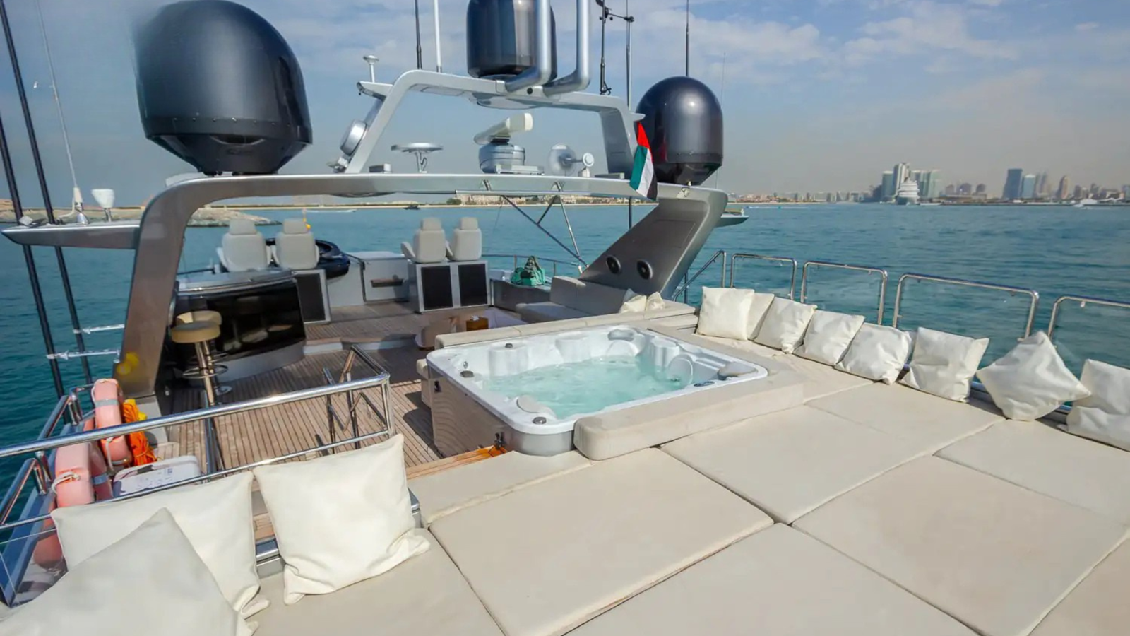 https://s3.amazonaws.com/boss.yatco.com/ForCharter/Vessel/Photo/5612/large_100849.png