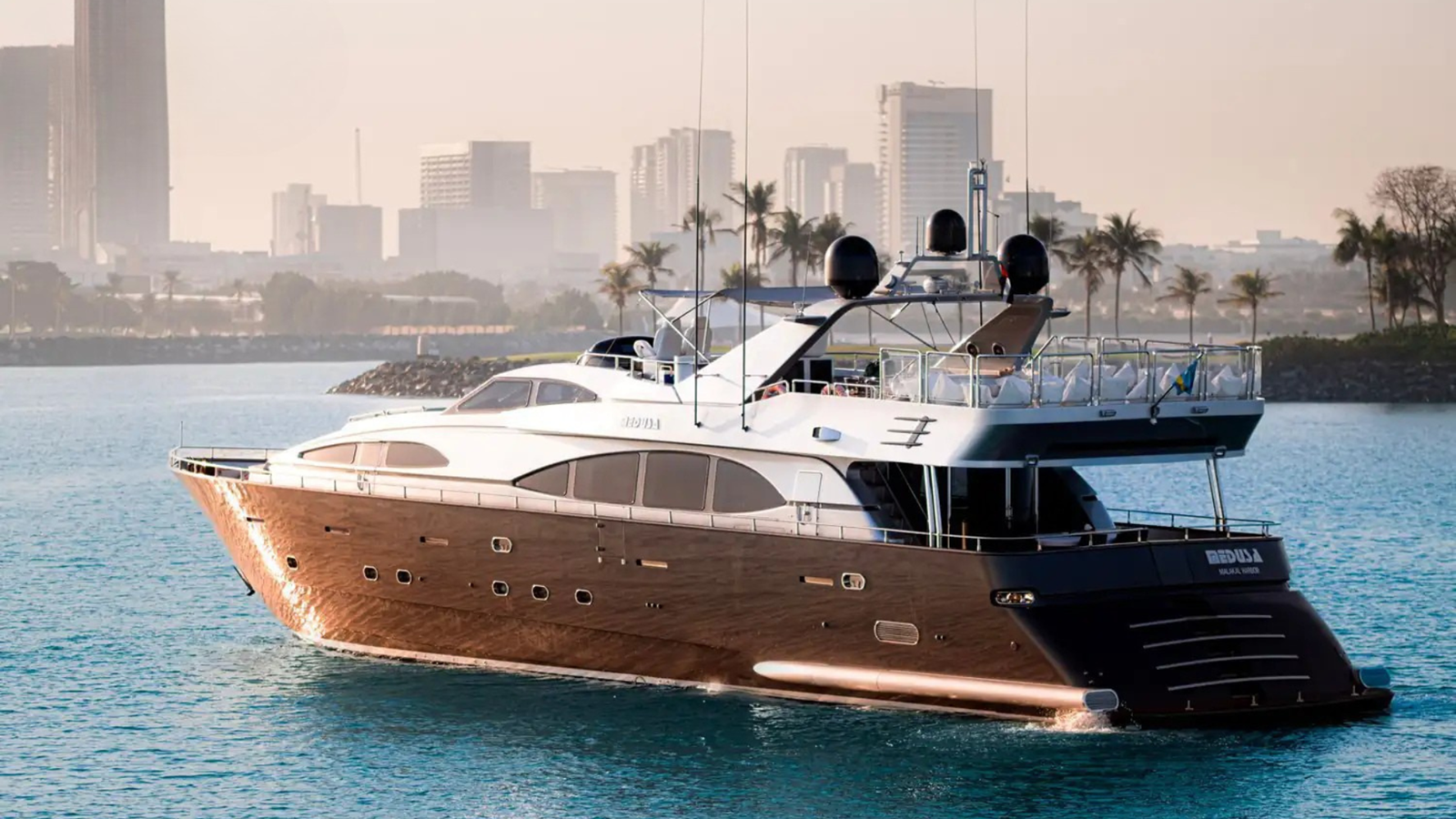 https://s3.amazonaws.com/boss.yatco.com/ForCharter/Vessel/Photo/5612/large_100850.png