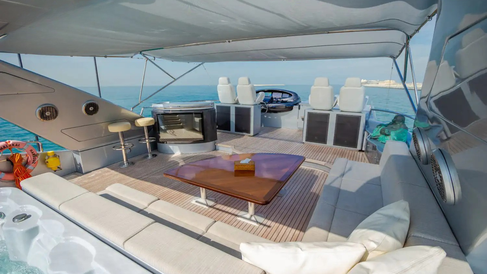 https://s3.amazonaws.com/boss.yatco.com/ForCharter/Vessel/Photo/5612/large_100851.png