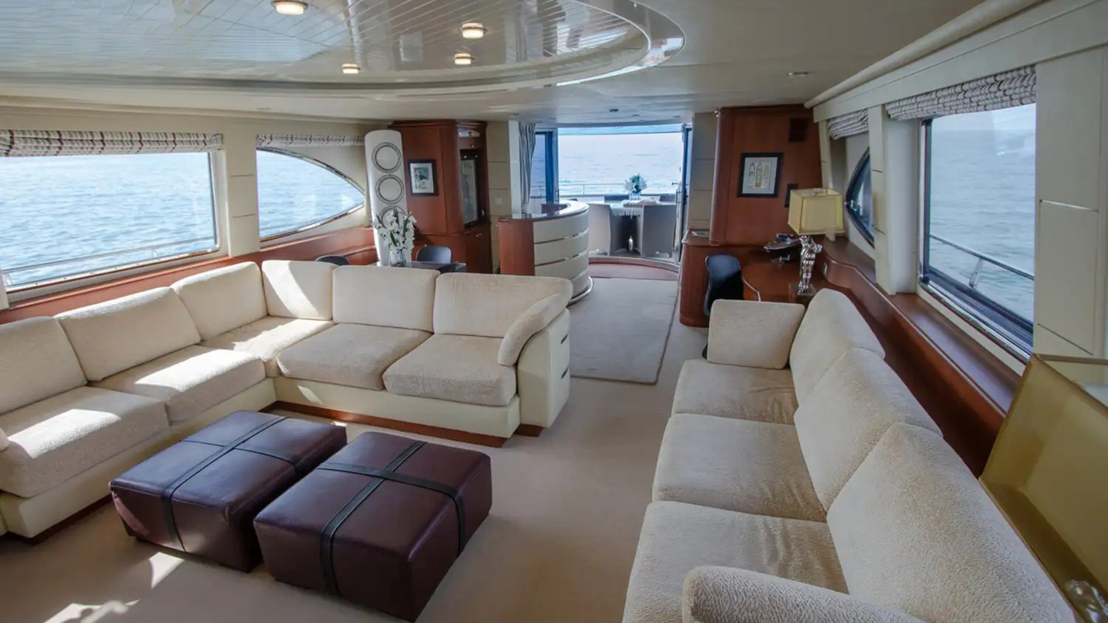 https://s3.amazonaws.com/boss.yatco.com/ForCharter/Vessel/Photo/5612/large_100853.png