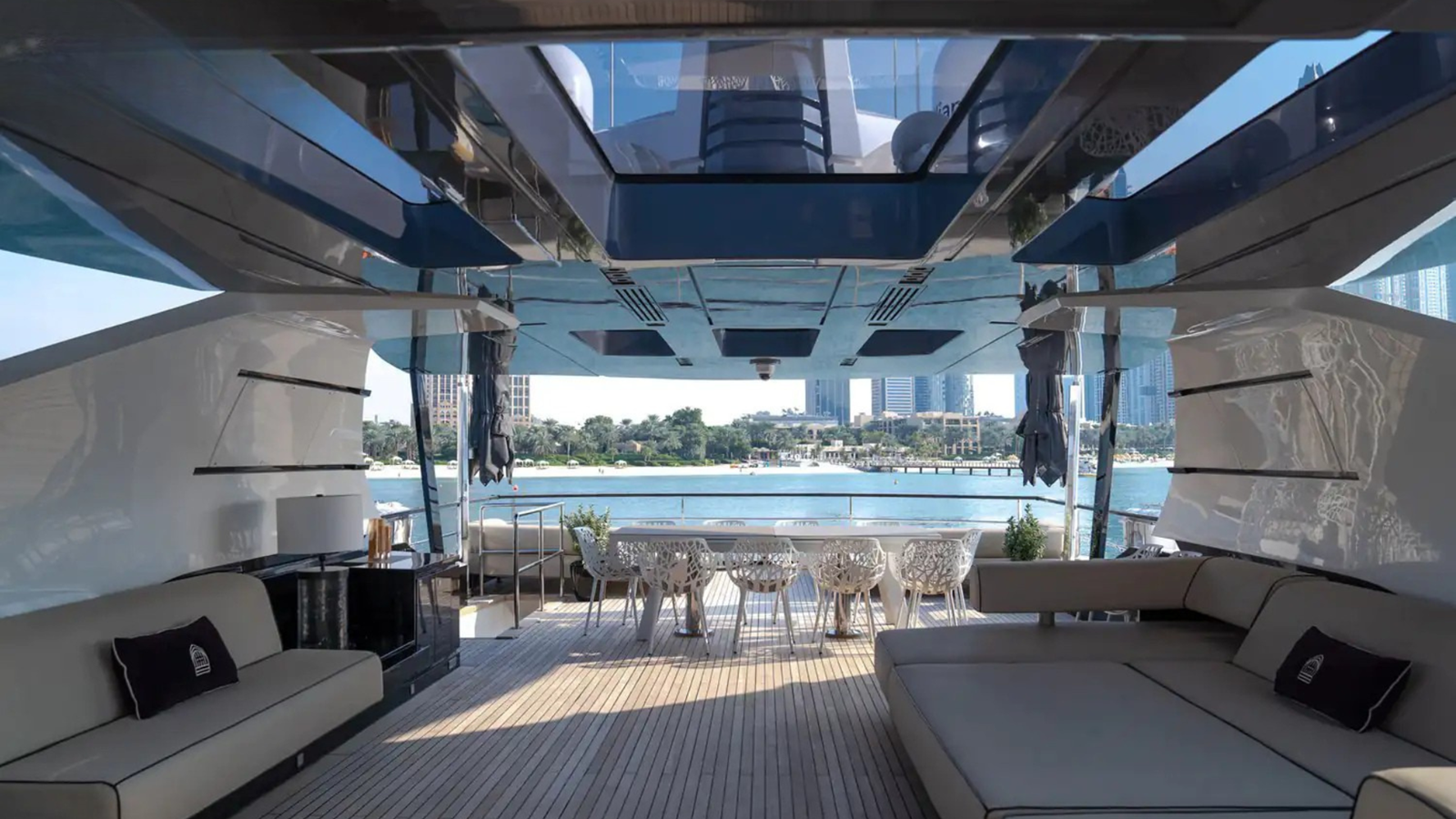 https://s3.amazonaws.com/boss.yatco.com/ForCharter/Vessel/Photo/5615/large_100884.png