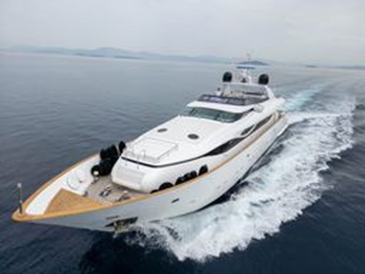 https://s3.amazonaws.com/boss.yatco.com/ForCharter/Vessel/Photo/5643/large_101726.jpg