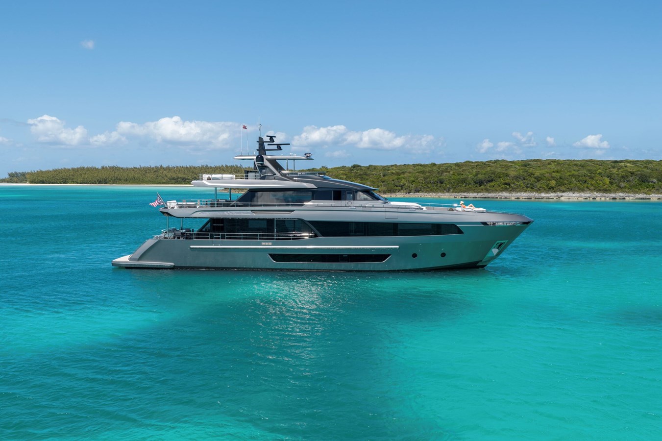 https://s3.amazonaws.com/boss.yatco.com/ForCharter/Vessel/Photo/5671/large_102623.jpg