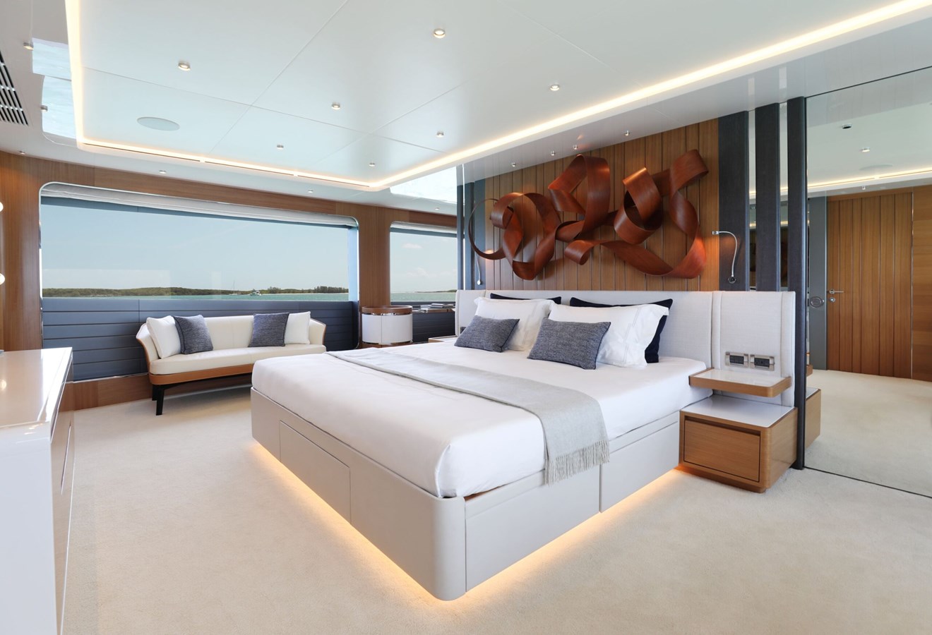 https://s3.amazonaws.com/boss.yatco.com/ForCharter/Vessel/Photo/5671/large_102628.jpg