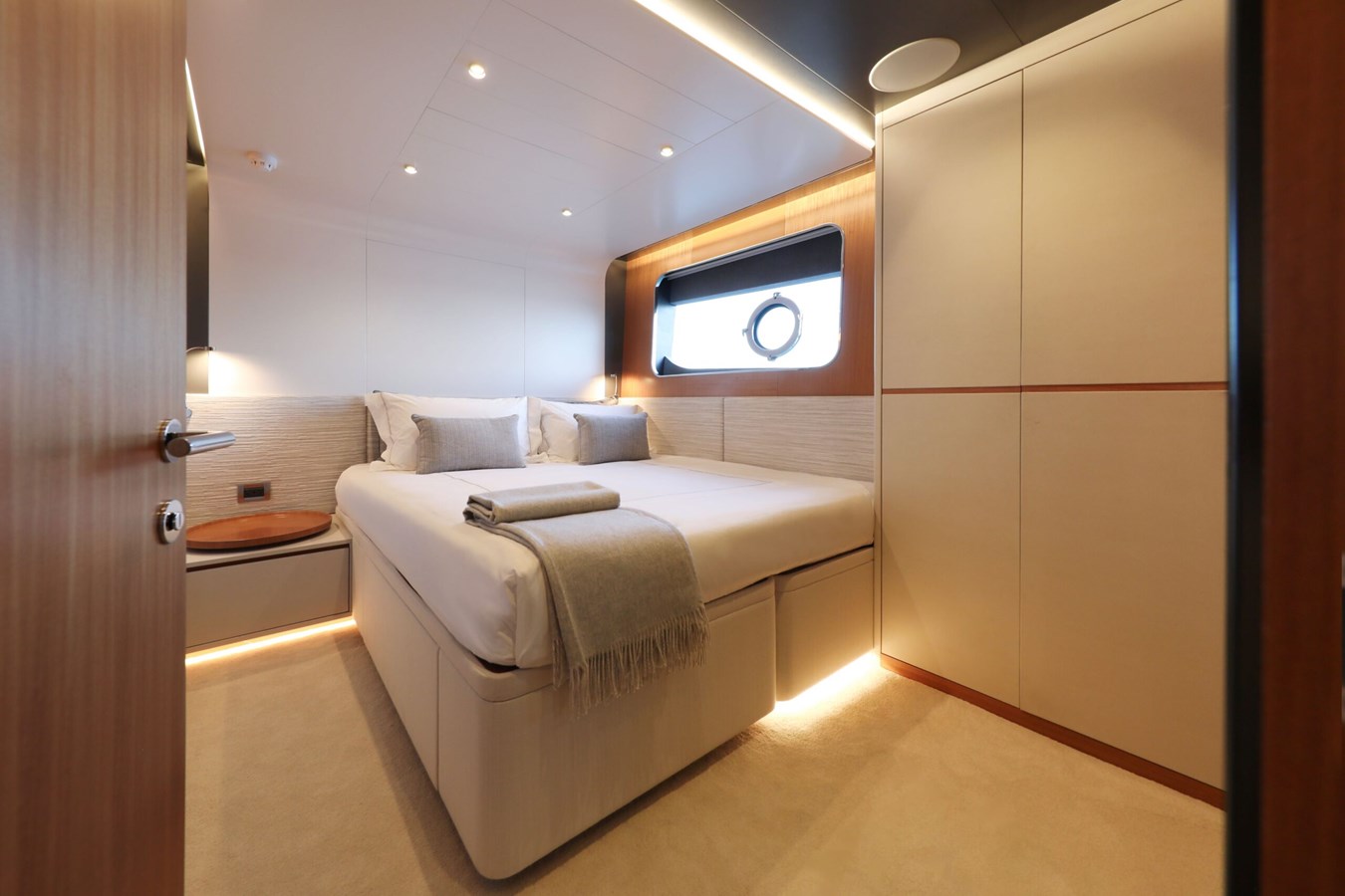 https://s3.amazonaws.com/boss.yatco.com/ForCharter/Vessel/Photo/5671/large_102634.jpg