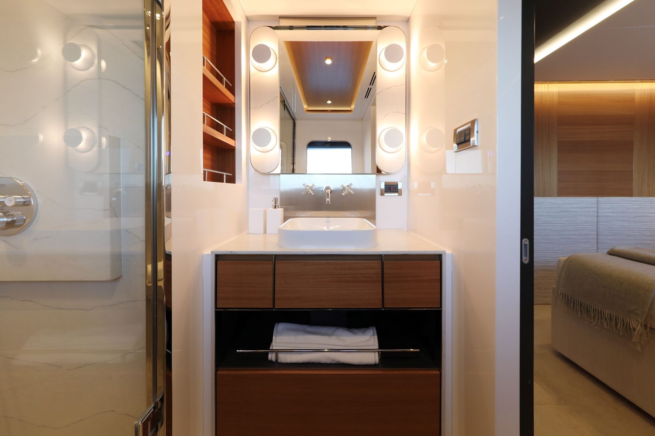 https://s3.amazonaws.com/boss.yatco.com/ForCharter/Vessel/Photo/5671/large_102635.jpg