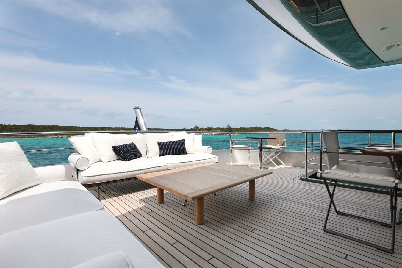https://s3.amazonaws.com/boss.yatco.com/ForCharter/Vessel/Photo/5671/large_102639.jpg