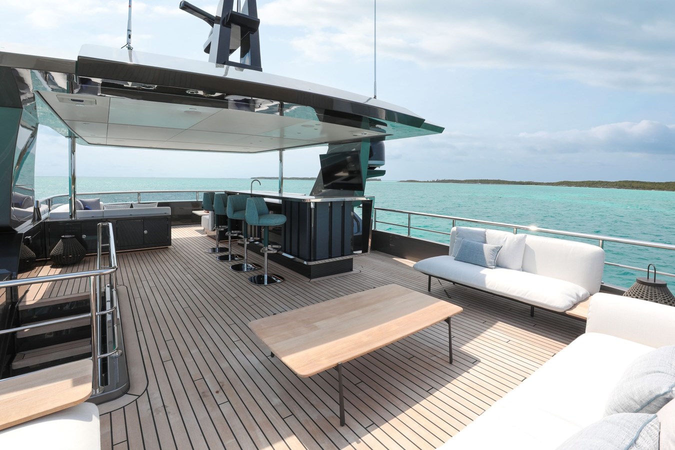 https://s3.amazonaws.com/boss.yatco.com/ForCharter/Vessel/Photo/5671/large_102640.jpg
