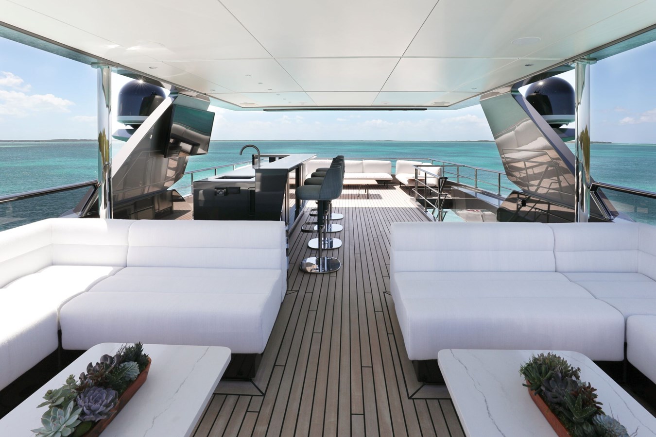 https://s3.amazonaws.com/boss.yatco.com/ForCharter/Vessel/Photo/5671/large_102642.jpg