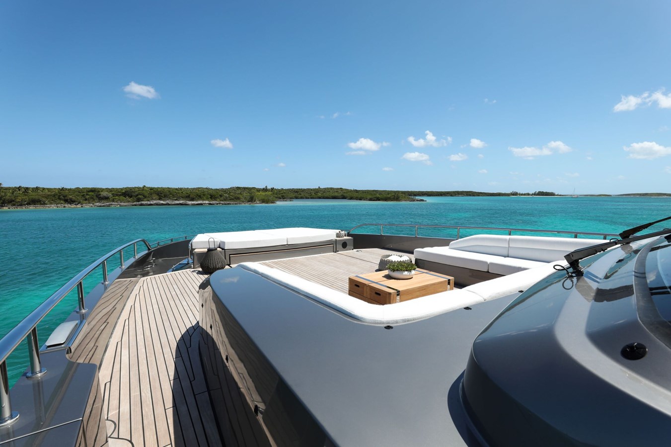 https://s3.amazonaws.com/boss.yatco.com/ForCharter/Vessel/Photo/5671/large_102643.jpg
