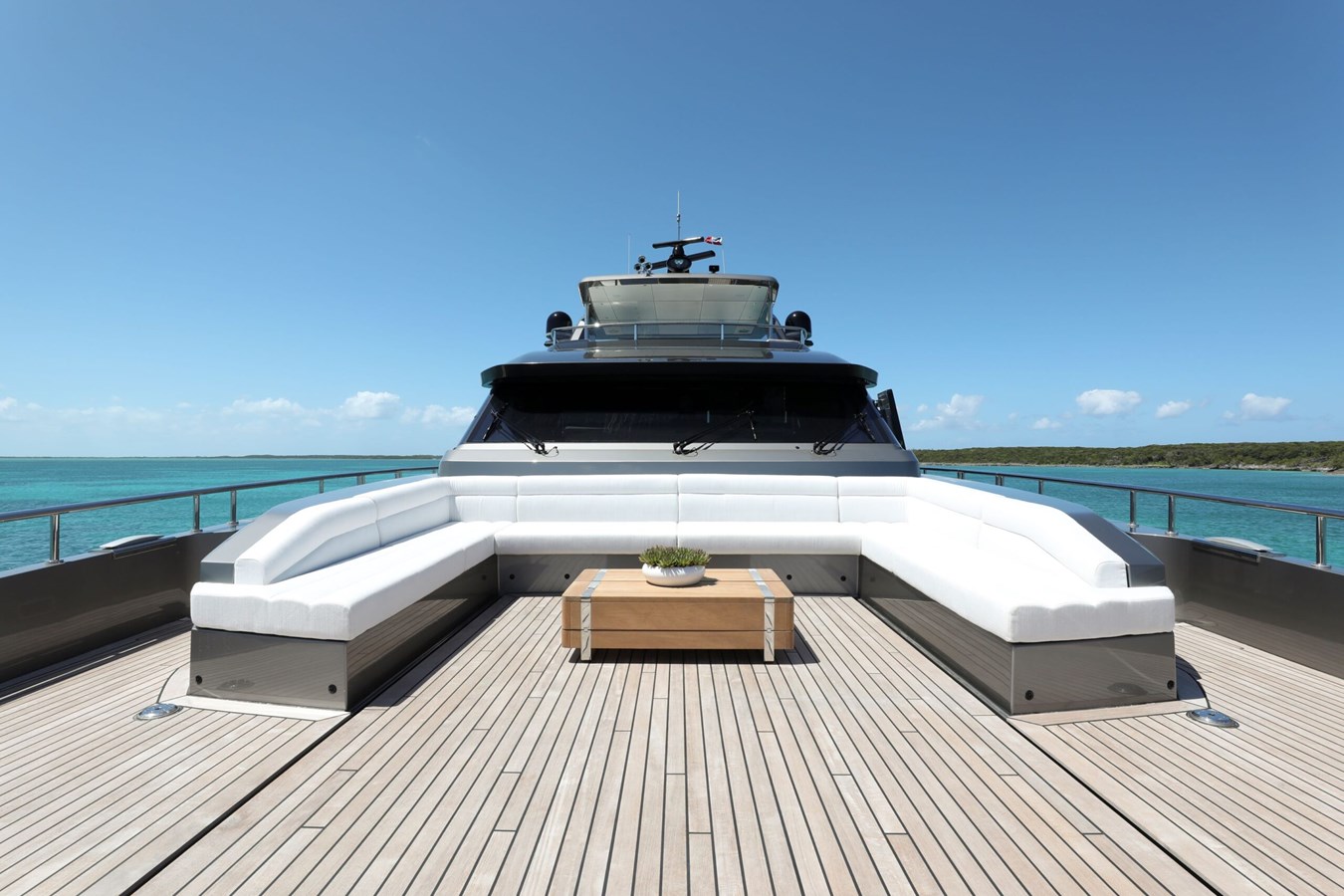 https://s3.amazonaws.com/boss.yatco.com/ForCharter/Vessel/Photo/5671/large_102644.jpg