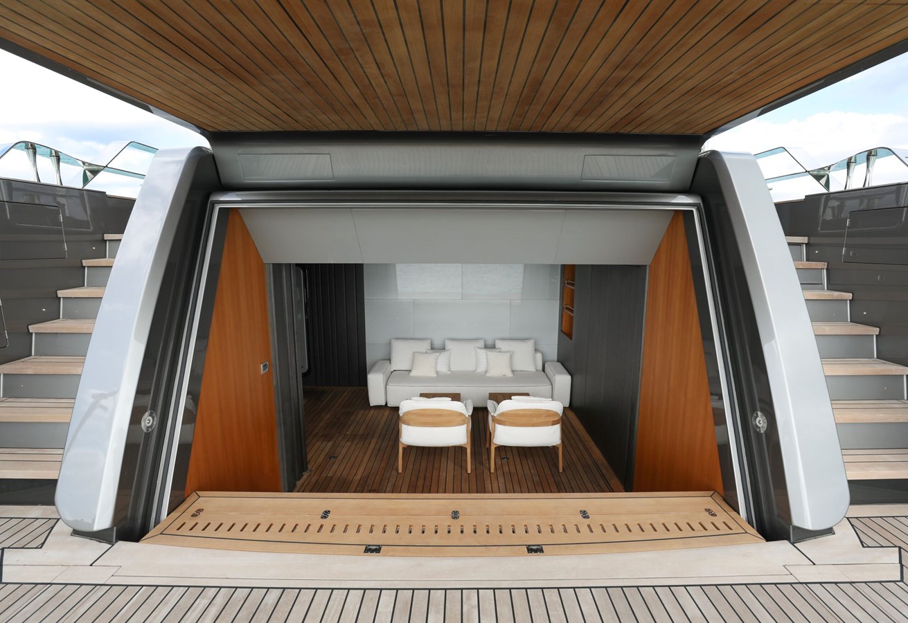 https://s3.amazonaws.com/boss.yatco.com/ForCharter/Vessel/Photo/5671/large_102646.jpg