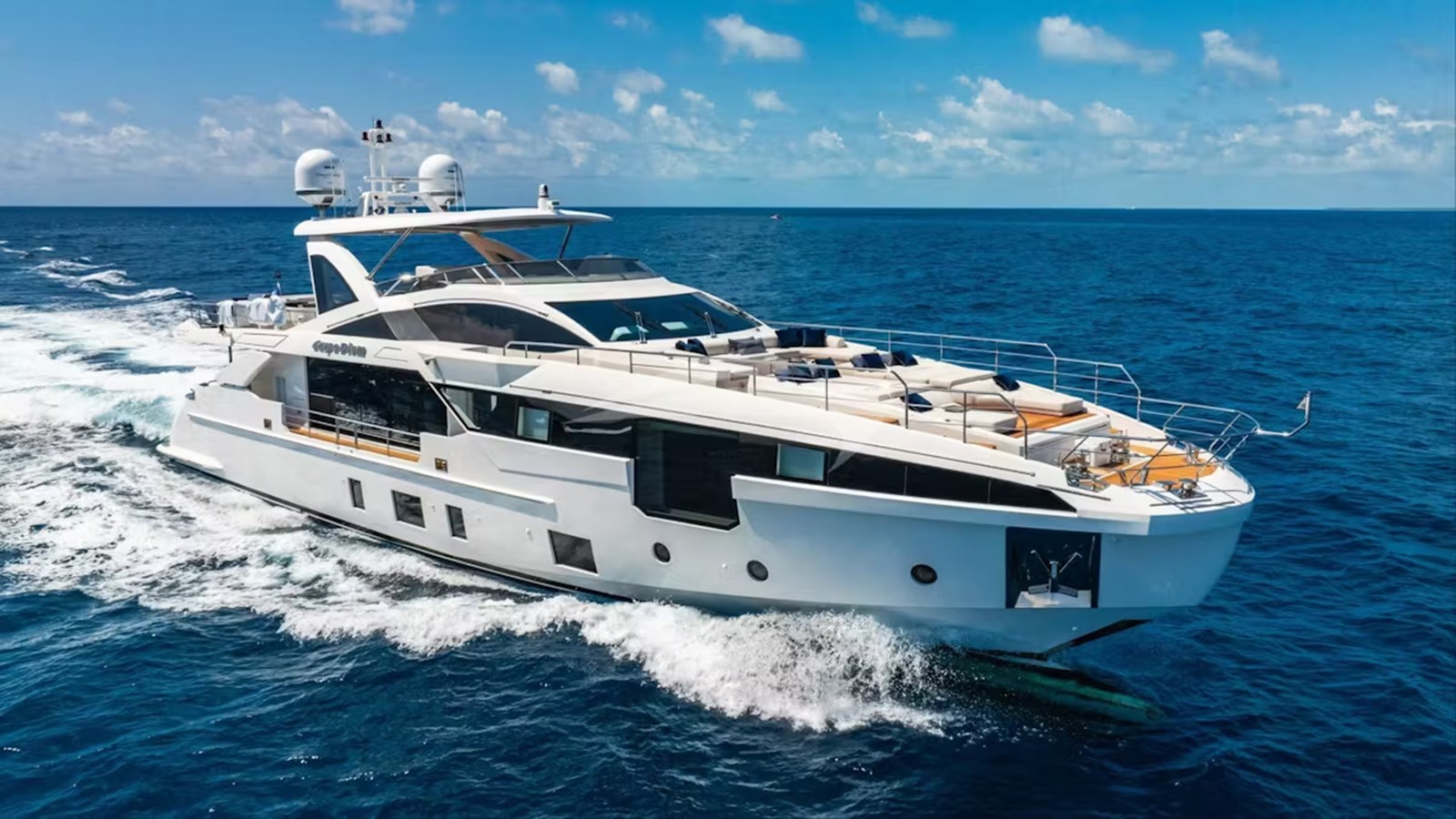 https://s3.amazonaws.com/boss.yatco.com/ForCharter/Vessel/Photo/5680/large_102799.jpg