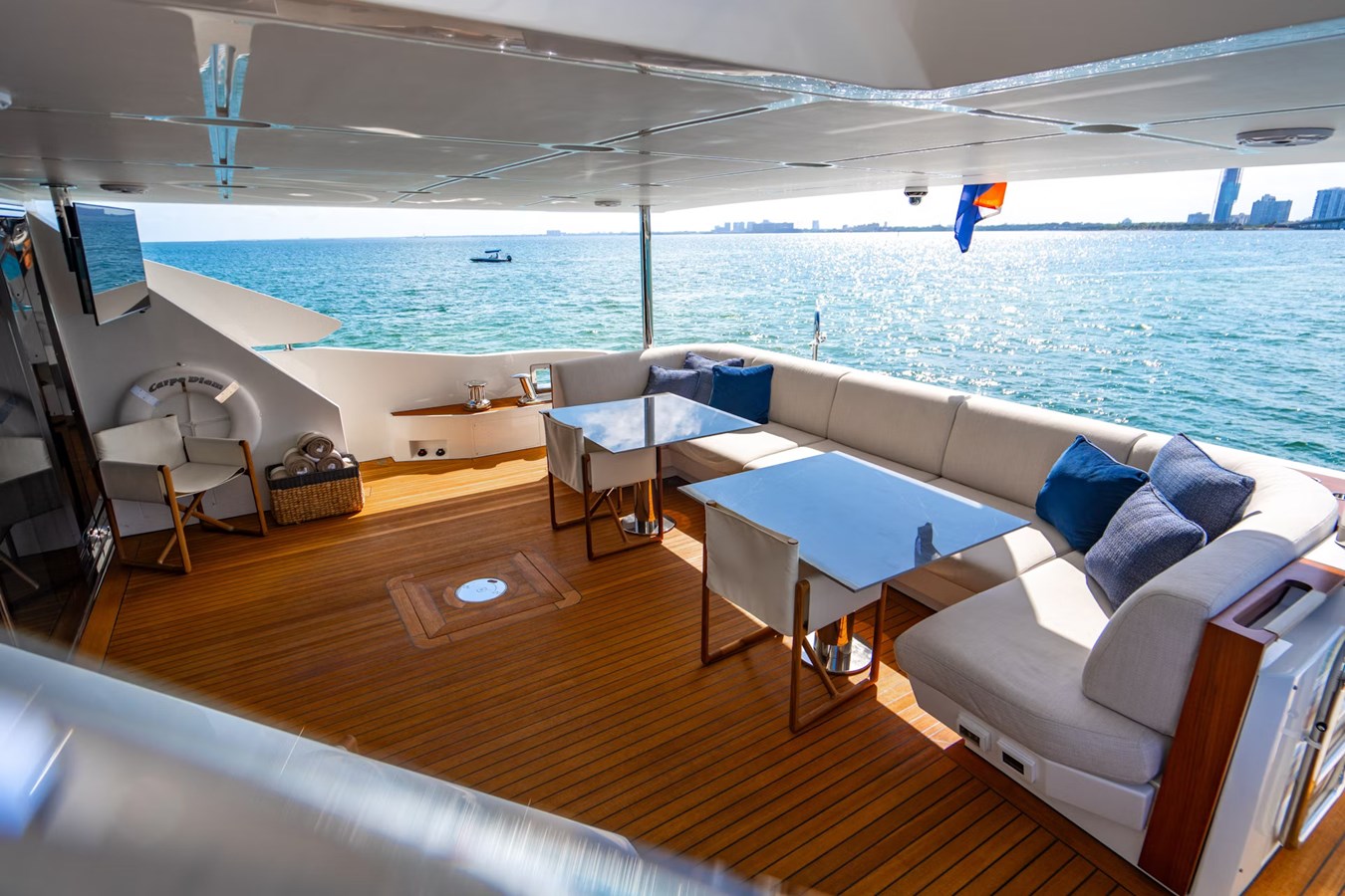https://s3.amazonaws.com/boss.yatco.com/ForCharter/Vessel/Photo/5680/large_102800.jpg