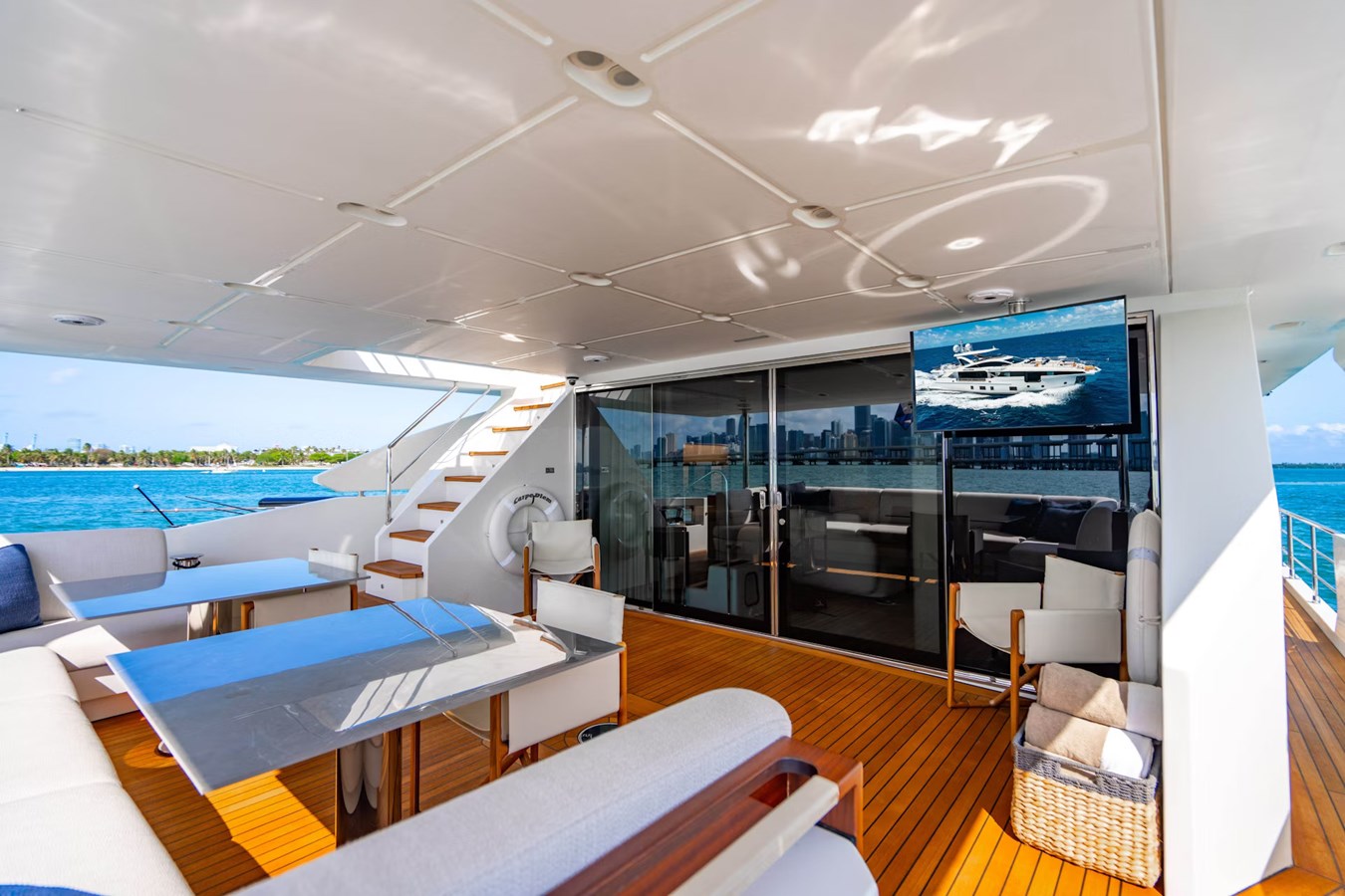 https://s3.amazonaws.com/boss.yatco.com/ForCharter/Vessel/Photo/5680/large_102801.jpg