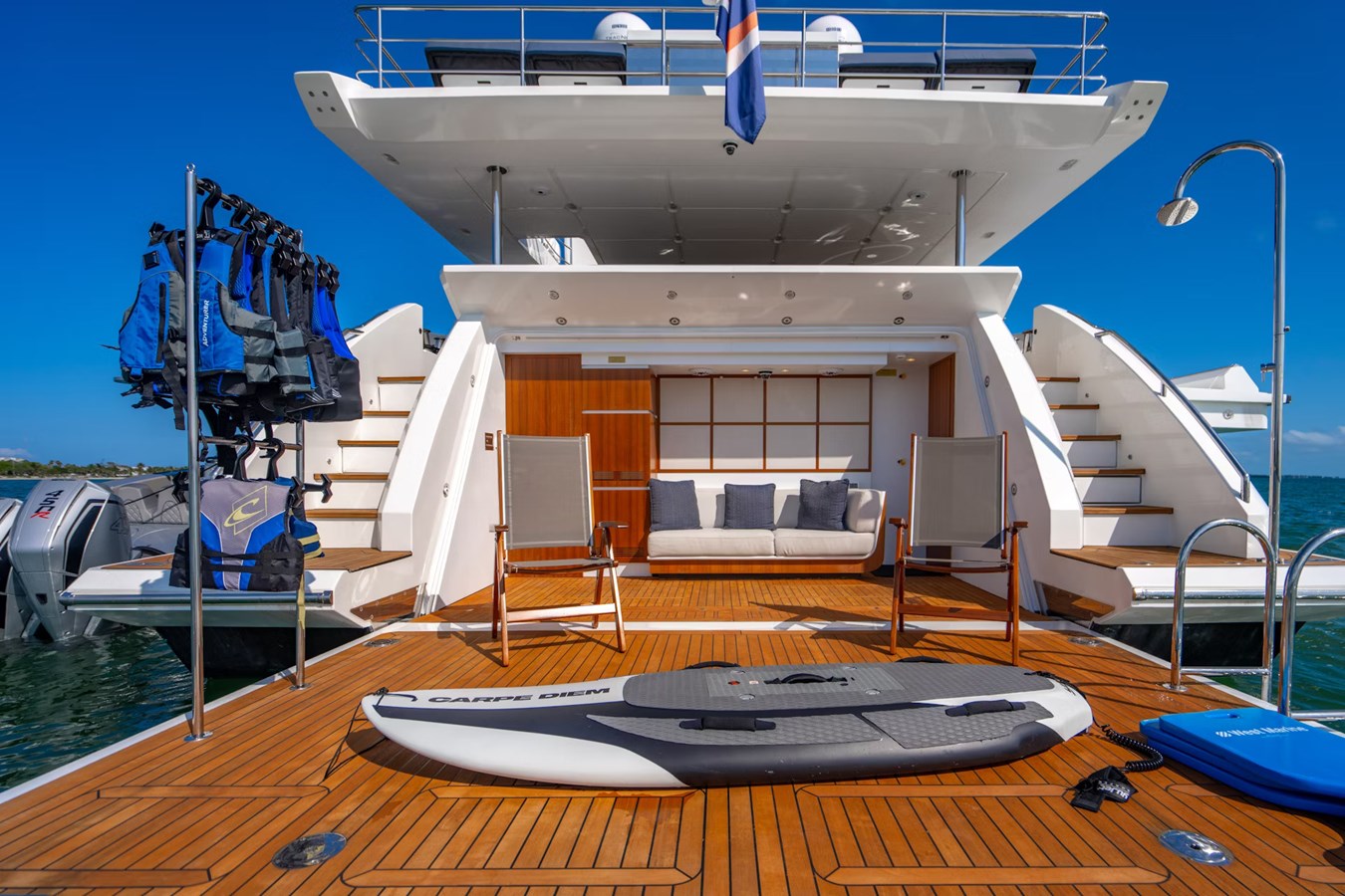 https://s3.amazonaws.com/boss.yatco.com/ForCharter/Vessel/Photo/5680/large_102808.jpg