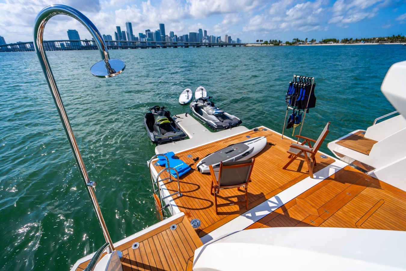https://s3.amazonaws.com/boss.yatco.com/ForCharter/Vessel/Photo/5680/large_102811.jpg