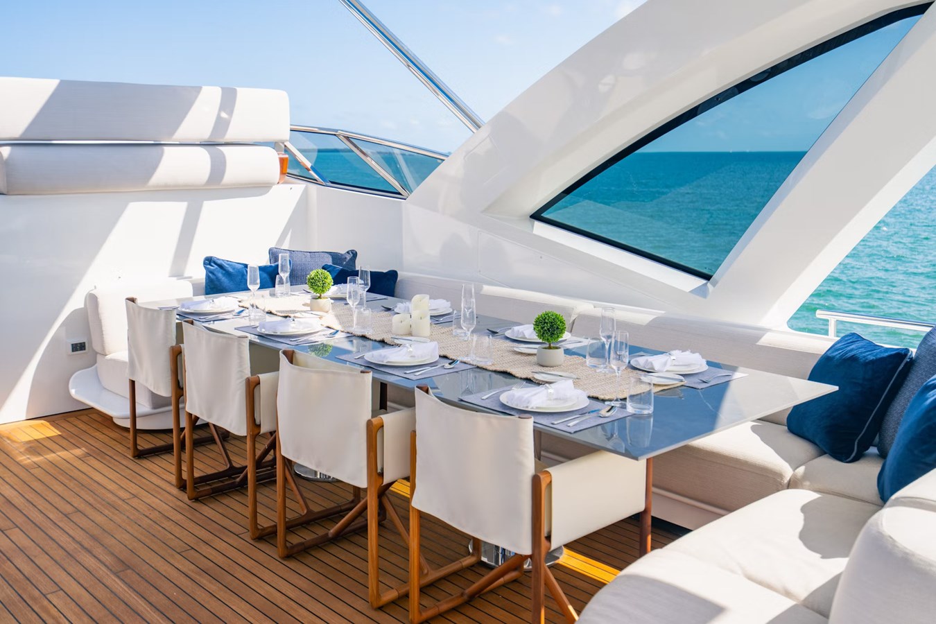 https://s3.amazonaws.com/boss.yatco.com/ForCharter/Vessel/Photo/5680/large_102813.jpg