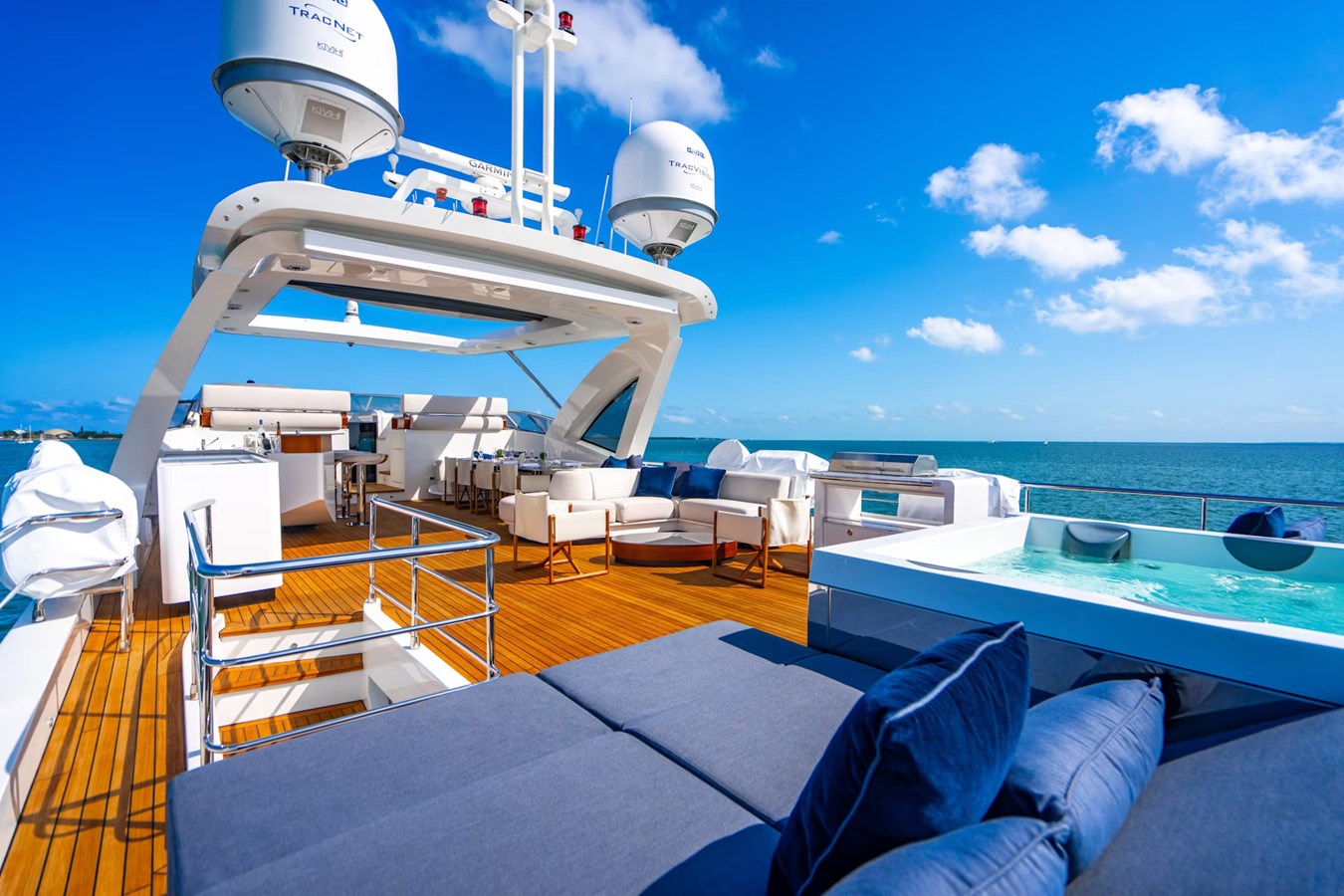 https://s3.amazonaws.com/boss.yatco.com/ForCharter/Vessel/Photo/5680/large_102814.jpg