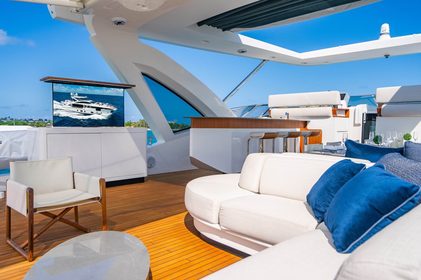 https://s3.amazonaws.com/boss.yatco.com/ForCharter/Vessel/Photo/5680/large_102815.jpg