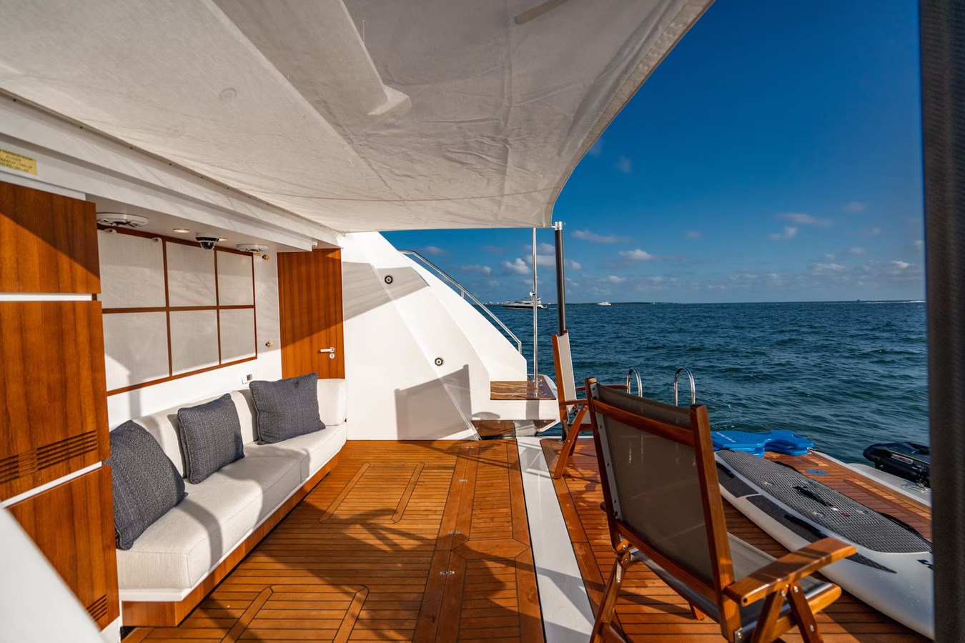 https://s3.amazonaws.com/boss.yatco.com/ForCharter/Vessel/Photo/5680/large_102816.jpg