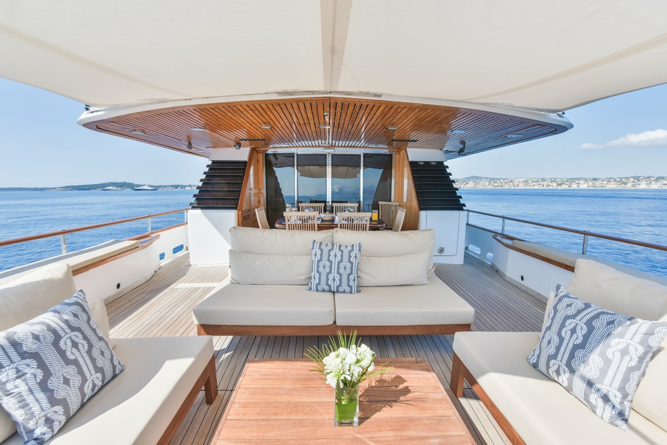 https://s3.amazonaws.com/boss.yatco.com/ForCharter/Vessel/Photo/5708/large_103656.jpg