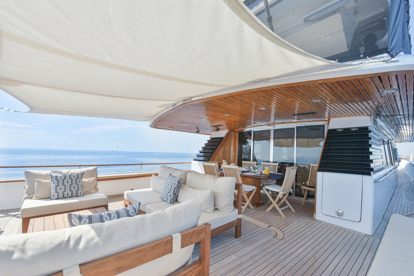 https://s3.amazonaws.com/boss.yatco.com/ForCharter/Vessel/Photo/5708/large_103664.jpg
