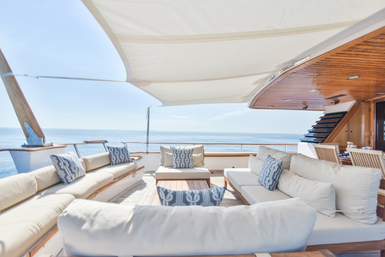 https://s3.amazonaws.com/boss.yatco.com/ForCharter/Vessel/Photo/5708/large_103665.jpg