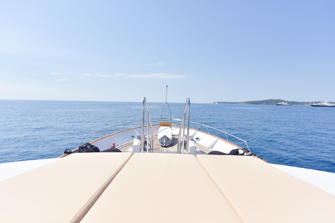 https://s3.amazonaws.com/boss.yatco.com/ForCharter/Vessel/Photo/5708/large_103672.jpg