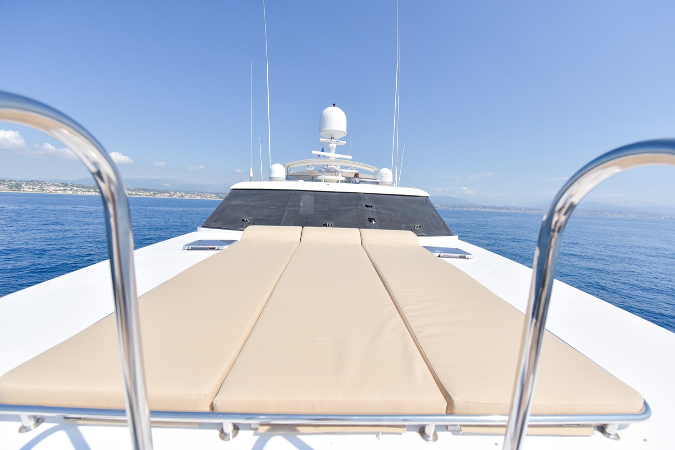 https://s3.amazonaws.com/boss.yatco.com/ForCharter/Vessel/Photo/5708/large_103673.jpg