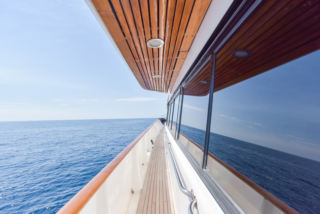 https://s3.amazonaws.com/boss.yatco.com/ForCharter/Vessel/Photo/5708/large_103677.jpg