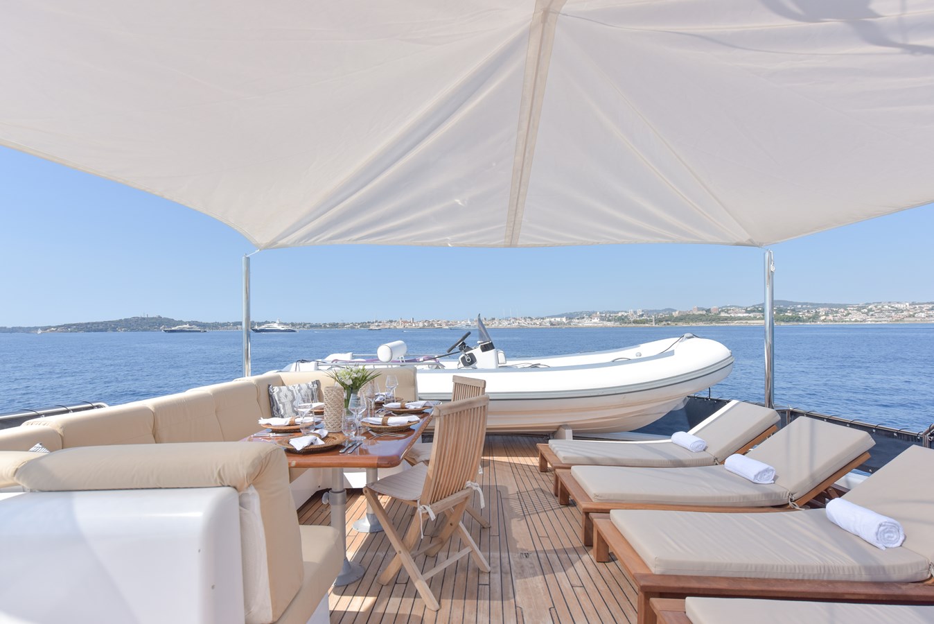 https://s3.amazonaws.com/boss.yatco.com/ForCharter/Vessel/Photo/5708/large_103678.jpg