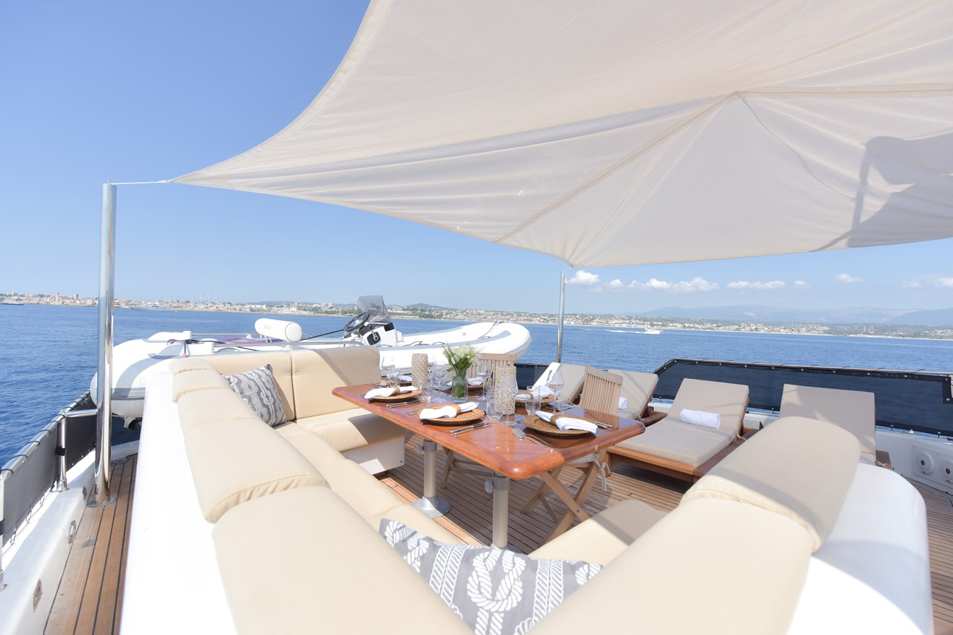 https://s3.amazonaws.com/boss.yatco.com/ForCharter/Vessel/Photo/5708/large_103679.jpg