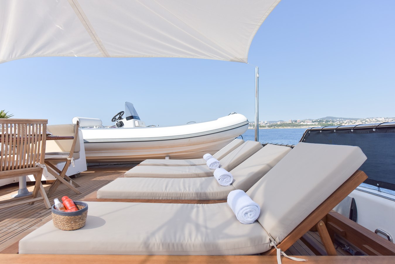 https://s3.amazonaws.com/boss.yatco.com/ForCharter/Vessel/Photo/5708/large_103680.jpg