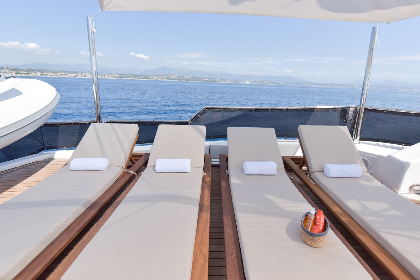https://s3.amazonaws.com/boss.yatco.com/ForCharter/Vessel/Photo/5708/large_103682.jpg