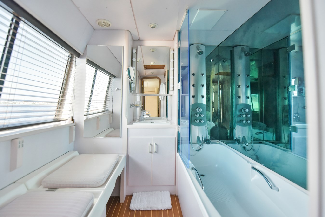 https://s3.amazonaws.com/boss.yatco.com/ForCharter/Vessel/Photo/5708/large_103699.jpg